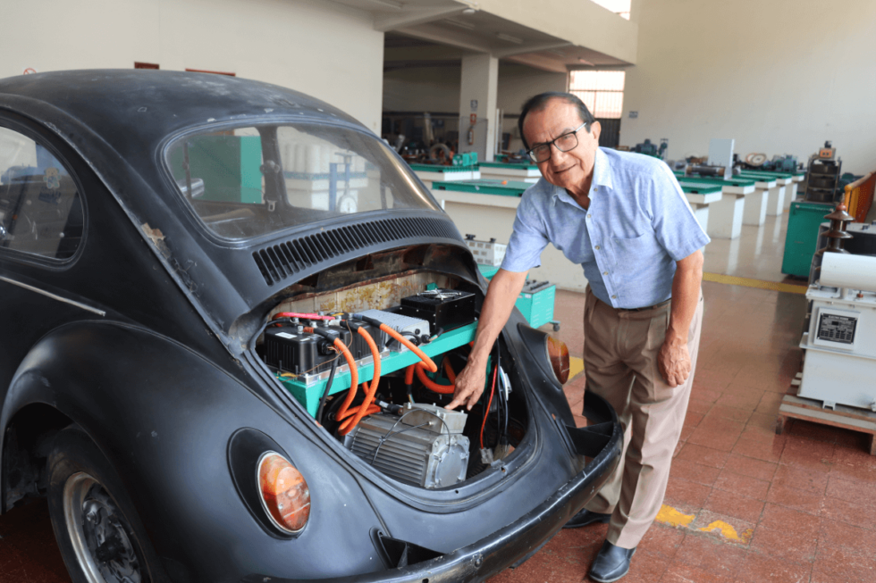 Reciente, investigadores de la UNI han logrado convertir un antiguo Volkswagen de 1965 en un moderno vehículo con motor eléctrico. Foto: UNI 