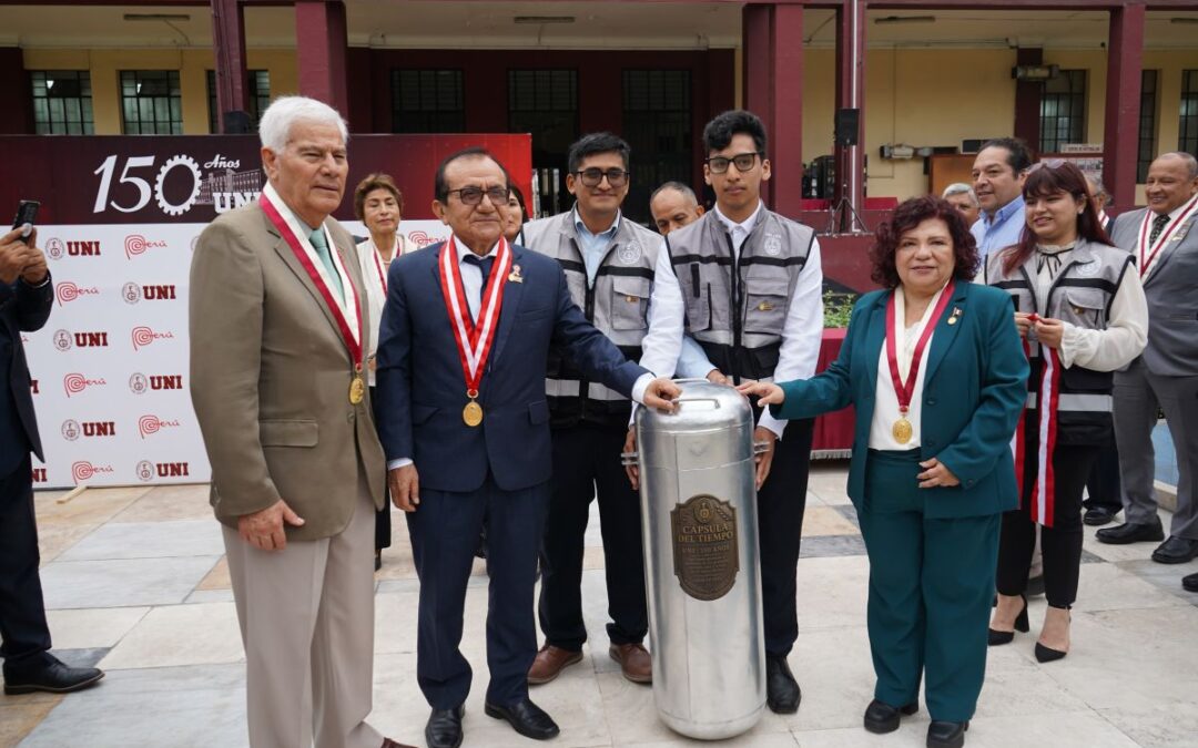 UNI iza banderas, rinde homenaje y entierra Cápsula del Tiempo como legado histórico por su Sesquicentenario